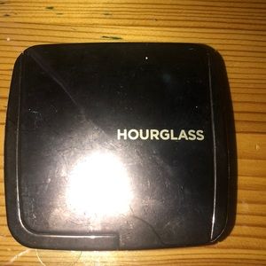 Hourglass Ambient Lighting Powder in Dim Light